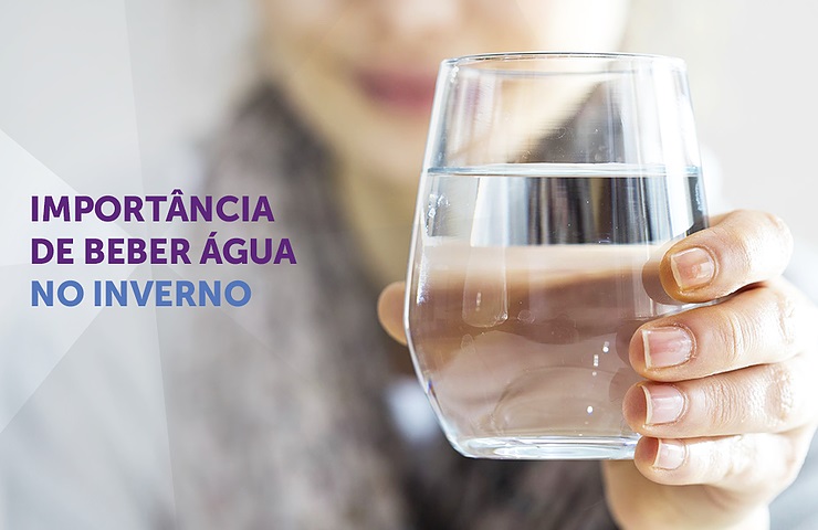 5 RAZÕES PELAS QUAIS VOCÊ DEVE BEBER MAIS ÁGUA DURANTE O INVERNO